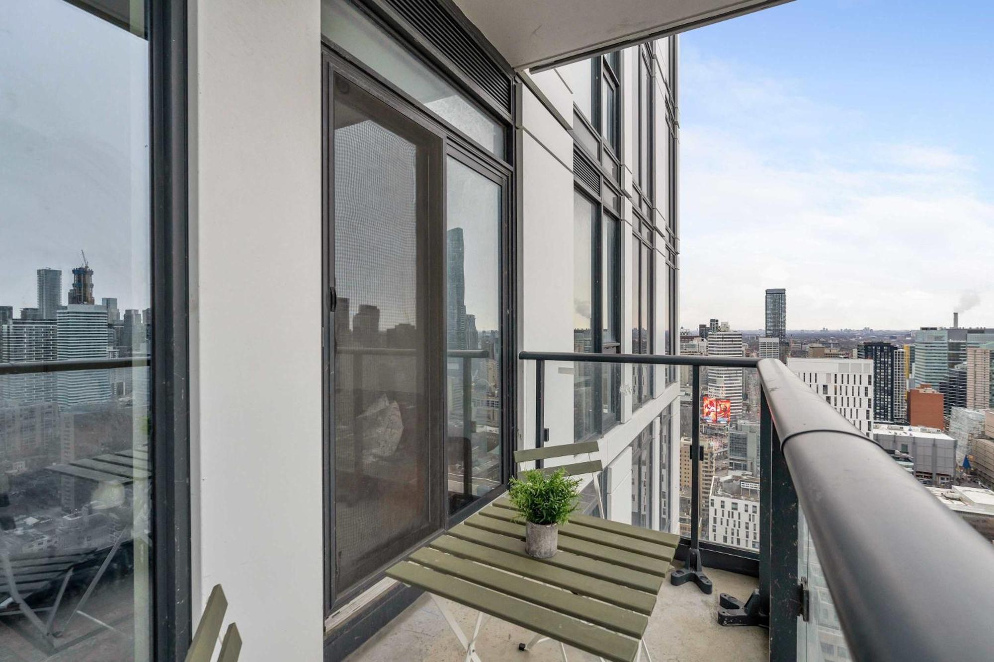 Sunset View Studio By Eaton Centre โตรอนโต ภายนอก รูปภาพ